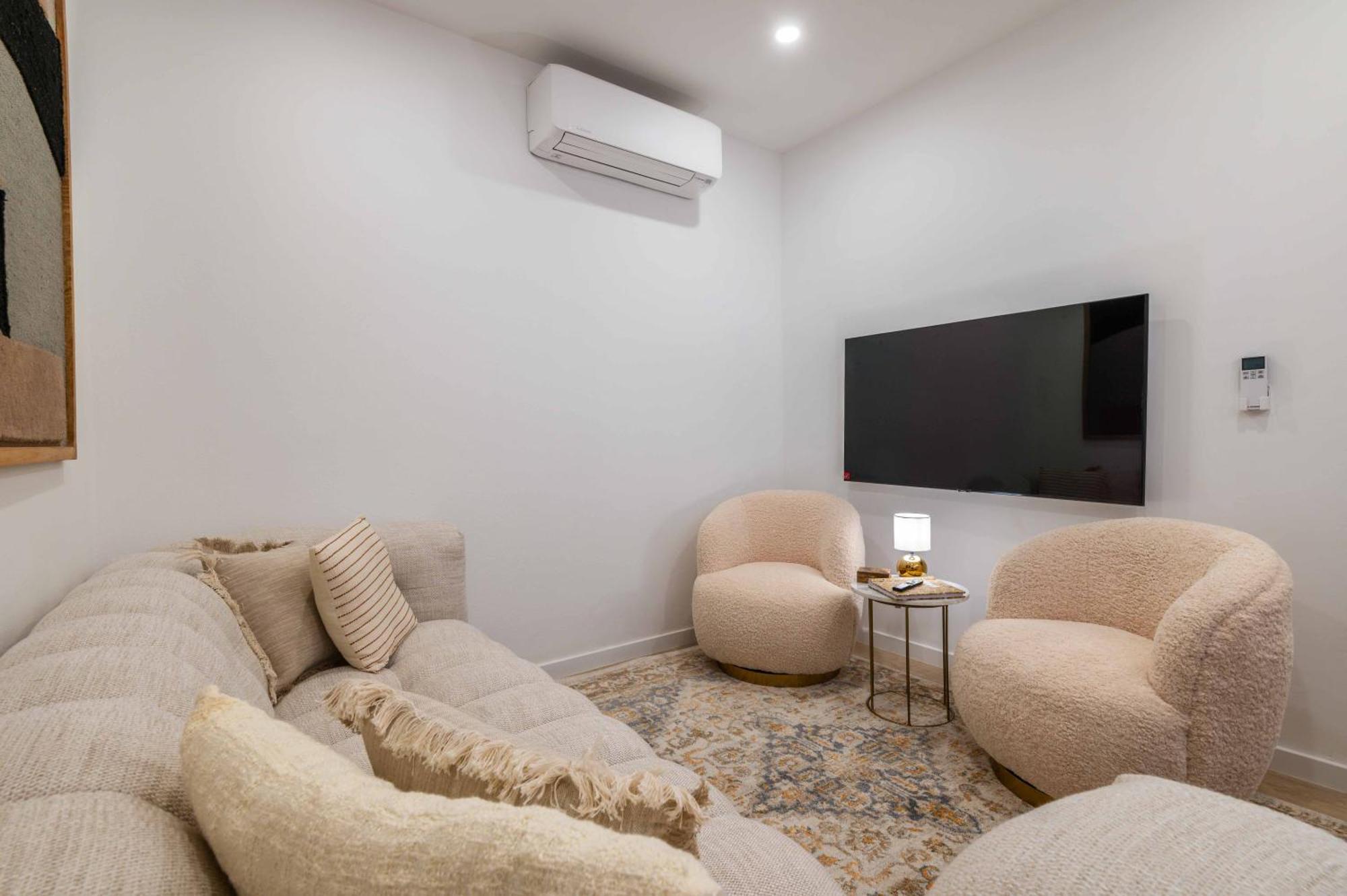 Townhouse - Luxury, Wi-fi, Ac, 2 Mins From The *